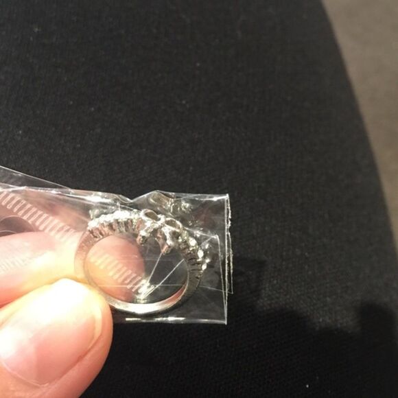 🎉1 hr sale🎉Diamond bow ring 🖐🏻 - Picture 3 of 3